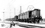 An einem trüben Wintertag steht die Hirschberger E 95 01 mit einem Güterzug an der westlichen Bahnhofsausfahrt in Dittersbach abfahrbereit. Noch zeigt das Gruppenausfahrsignal Hp0. (1928) <i>Foto: RVM</i>
