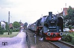 Zu Zeiten als die Staatsbahn den Einsatz von Dampflokomotiven auf ihren Strecken verboten hatte, blieb nur der Besuch bei Nichtbundeseigenen Bahnen, um noch ein aktives Dampfross zu erleben, so wie hier 50 685 auf der Königsteiner Bahn in Kelkheim-Münster. (23.08.1980) <i>Foto: Wolfgang Bügel</i>