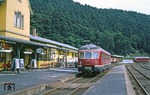 Die Rückfahrt vom Dampfsonderzug mit 50 685 konnte noch für ein Foto des 517 005 in Bad Schwalbach genutzt werden. (23.08.1980) <i>Foto: Wolfgang Bügel</i>
