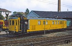 Der Tunnelmesswagen 712 001 war von 1965 bis 1993 im Einsatz und wurde wegen seines charakteristischen Erscheinungsbildes auch „Tunneligel“ genannt. Er verfügte neben mechanischen Messeinrichtungen zur Vermessung des Tunnelprofils auch über einen Messstromabnehmer, mit dem die Höhe der Oberleitung gemessen werden konnte. Das Fahrzeug entstand aus dem VT 38 002 (ehemals DR 137 158). (20.10.1980) <i>Foto: Wolfgang Bügel</i>