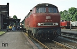 Viel Gepäck- und Expressgut gab es am E 1642 in Holzminden zu verladen. Der Lokführer von 216 007 schaut schon ungeduldig. (07.1973) <i>Foto: Prof. Dr. Willi Hager</i>