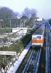 Obwohl das Schild auf die nächste Station Wuppertal-Oberbarmen hinweist, befindet sich 111 124 mit N 3120 erst im Stadtteil Langerfeld in Höhe des ehemaligen Bw. (08.11.1980) <i>Foto: Wolfgang Bügel</i>