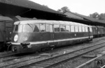 Auf einer Ausflugsfahrt wurde der Aussichtstriebwagen VT 90 500 vom Bw Köln Bbf im Bahnhof Marburg (Lahn) angetroffen.  (08.1957) <i>Foto: Reinhard Todt</i>