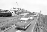 Fährschiff "Theodor Heuss" nimmt den Urlaubsverkehr nach Dänemark im neu eröffneten Bahnhof Puttgarden auf. Links wartet die Vorserien V 160 006. (10.06.1963) <i>Foto: Walter Hollnagel</i>