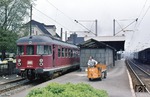 Vor der Abfahrt des 624 502 nach Rahden ist noch Zeit für einen kurzen Plausch zwischen Zugführer und dem Mitarbeiter der Güterabfertigung im Bahnhof Bünde/Westf. (22.05.1978) <i>Foto: Peter Schiffer</i>