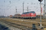 Der erste Eindruck täuscht. 221 149 ist nicht Zuglok, sondern Schlusslok am Ng 63726, der in Bochum-Nord Kopf gemacht hat und nunmehr durch Bochum-Riemke fährt. (16.02.1981) <i>Foto: Wolfgang Bügel</i>