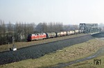 Aus Gelsenkirchen-Bismarck kommend, rollt 221 109 mit Ng 63594 über die Rhein-Herne-Kanalbrücke in Gelsenkirchen-Erle. (27.02.1981) <i>Foto: Wolfgang Bügel</i>
