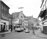 Der Tw 19 an der Ecke Große Straße / Kavarinerstraße vor dem Bauer-Haus, rechts davon die Volksbank und das Cafe Hunck, am rechten Bildrand das Stadt-Cafe, links wiederum das Bekleidungshaus Doherr.  (09.1960) <i>Foto: Reinhard Todt</i>