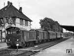 V 36 150 steht im Bahnhof Hümme für die Rückfahrt nach Karlshafen bereit. Beachtenswert ist auch die Zugbildung aus Packwagen+Bi+Bi+ABiESA-Wagen.  (08.1960) <i>Foto: Reinhard Todt</i>