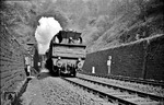 78 253 verlässt das Südportal des Essener Stadtwaldtunnels auf der Fahrt nach Düsseldorf. (04.1961) <i>Foto: Willi Marotz</i>