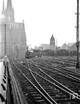 Blick von der Straßenauffahrt zur Hohenzollernbrücke auf die östliche Bahnhofsausfahrt des Kölner Hauptbahnhofs, mit einer ausfahrenden P 8, die sich gerade auf den Weg nach Köln-Deutz macht.  (1935) <i>Foto: RBD Köln (Felten)</i>