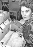 Frau Frischkorn von der Lochkartenstelle der BD Hamburg an ihrem Arbeitsplatz in Altona, in der an zentraler Stelle alle Zahlen des Direktionsbezirks lochkartenmäßig erfasst und ausgewertet wurden. (19.05.1956) <i>Foto: Walter Hollnagel</i>