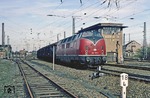 221 129 mit Ng 63727 in der südlichen Bahnhofsausfahrt von Bochum-Riemke. Das E 43-Fahrdienstleiterstellwerk "Brf" aus dem Jahr 1948 ging am 26.09.2004 vom Netz. (28.03.1981) <i>Foto: Wolfgang Bügel</i>