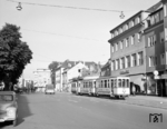 Ein Dreiwagenzug nach Sennelager an einem Sommerabend auf der Bahnhofstraße beim Modehaus Olk. Ein Weyer-Triebwagen von 1912 hat zwei Killing-Beiwagen von 1926/27 am Haken.  (08.1958) <i>Foto: Reinhard Todt</i>