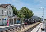 Mittlerweile im Westen Deutschlands angekommen, fährt der Sonderzug am 6. Tag mit 012 066 und 01 0509 auf dem Weg nach Trier durch den Bahnhof Weilerswist. (05.08.2015) <i>Foto: Joachim Schmidt</i>