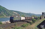 Mit einem Schnellgüterzug (Sg) düst 140 156 durch Oberwesel nordwärts. (16.04.1981) <i>Foto: Joachim Bügel</i>
