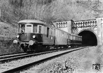 Werksprobefahrt des Wegmann-Dampftriebwagen 51 beim Verlassen des Volkmarshäuser Tunnels zwischen Dransfeld und Hann Münden auf der Hannoverschen Südbahn. (1934) <i>Foto: Rudolf Kreutzer</i>