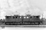 Seitliche Standardaufnahme der E 90 52 im Heimat-Bw Hirschberg (Schlesien) Hbf. Deutlich sind die nachträglich vorgeschuhten Rahmen beider Lokhälften zu sehen, die zur Aufnahme von Schneepflügen dienten. 1921 wurde die Lok als EG 553/554 bei der Betriebswerkmeisterei (Bwm) Dittersbach für den Einsatz auf der Gebirgsbahn Hirschberg (Schlesien) - Dittersbach - Königszelt in Dienst gestellt. 1929 fand sie auf den von Hirschberg (Schlesien) ausgehenden Nebenstrecken ein neues Betätigungsfeld.  (1930) <i>Foto: Rudolf Kallmünzer</i>