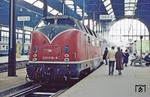 220 036 mit N 4125 nach Lübeck in Kiel Hbf. (18.04.1981) <i>Foto: Joachim Bügel</i>