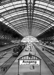 Blick in die imposante Halle des Kölner Hauptbahnhofs mit der Betzdorfer 38 2056, die soeben am Bahnsteig 3 (Gleis 4) eingetroffen ist. (1932) <i>Foto: RBD Köln (Felten)</i>