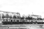S-Bahnzug elT 3681 steht im Heimat-Bw Friedrichsfelde einsatzbereit. Das Fahrzeug wurde 1941 in ET 165 570 umgezeichnet. Den Hintergrund bilden Häuser in der Gudrunstraße, sie stehen übrigens heute noch.  (08.1936) <i>Foto: RVM-Filmstelle Berlin (Maey)</i>