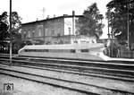 Der Kruckenberg'sche Schienenzeppelin durcheilt im Rahmen der Präsentationsfahrt von Berlin nach Düsseldorf den Bahnhof Hadmersleben im Streckenabschnitt Magdeburg - Oschersleben (Bode). (26.06.1931) <i>Foto: RVM (Luther)</i>