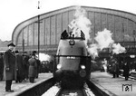 Anläßlich einer Versuchsfahrt warten im Hamburger Hauptbahnhof die bordeauxrot lackierte 05 002 (RZA Berlin/RAW Grunewald) und zahlreiche Zaungäste auf die Abfahrt.   (27.02.1936) <i>Foto: Walter Hollnagel</i>