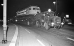 103 115 wurde offiziell am 02.12.1970 von Henschel/Siemens an die DB ausgeliefert. Zuvor machte sich die Lok auf dem Weg zur 3. Verkehrsausstellung Schiene und Straße in der Gruga in Essen. Am 27. Mai 2000 schied sie aus dem aktiven Dienst aus.  (05.09.1970) <i>Foto: Willi Marotz</i>