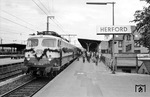 Der 1. Zug zur Aufnahme des elektrischen Betriebes zwischen Herford und Altenbeken steht abfahrbereit im Bahnhof Herford. Zuglok ist 112 309-0.  (27.05.1975) <i>Foto: Prof. Dr. Willi Hager</i>