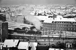 Der Blick vom Kirchturm von Groß St. Martin geht auf den winterlichen Kölner Hauptbahnhof, im dem gerade eine P 8 in ihrem großen 2'2' T 31,5-Tender ihre Vorräte aus einem der hohen Gelenkwasserkräne auffüllt.   (1938) <i>Foto: Theo Felten</i>