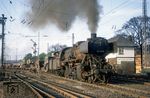 50 2447 nimmt im Bahnhof Herzogenrath Anlauf für die Kohlscheider Rampe, um ihren Güterzug nach Aachen-West zu bringen. Der Lokführer schaut sich wahrscheinlich nach der am Zugschluss befindlichen Schiebelok um. (04.1968) <i>Foto: J. R. Broughton</i>
