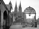 Zugang zur Rheinuferbahn Köln-Bonn an der Hohenzollernbrücke in Köln. Im Hintergrund sind Dom und Hauptbahnhof zu sehen. (1934) <i>Foto: RBD Köln (Felten)</i>