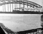Man kann förmlich mit dem Fotografen mitfrieren, als er die P 8 auf der Hohenzollernbrücke fotografierte, die gleich die "Schäl Sick" auf der Deutzer Seite betreten wird. (01.1951) <i>Foto: Fischer</i>