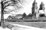 Und so imposant sah die Kölner Südbrücke vor ihrer Zerstörung aus: Mit einem Güterzug aus Gremberg ist 56 2056 (Bw Gremberg) in Richtung Köln Bonntor unterwegs. Das Hauptsignal unterhalb der Brücke gehört zur Ansschlußstrecke zum Kölner Hafen. (1933) <i>Foto: DLA Darmstadt (Bellingrodt)</i>
