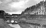 Angeblich will der Fotograf hier 03 006 vor dem D 94 (Altona - Köln) bei Opladen erkannt haben. Die Lok war zum Zeitpunkt der Aufnahme allerdings am anderen Ende Deutschlands beim Bw Schneidemühl Pbf unterwegs. Die Brücke wurde zum Ende des Zweiten Weltkriegs gesprengt. (26.04.1934) <i>Foto: DLA Darmstadt (Bellingrodt)</i>