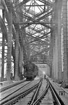 03 091 (Bw Rheine R) erreicht über die Hohenzollernbrücke kommend den Kölner Hauptbahnhof. (1953) <i>Foto: Fischer</i>