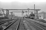 Die 1910 bei Hohenzollern gebaute 91 1382 im Arbeitszugdienst irgendwo auf der rechten Rheinstrecke. Am 26.01.1959 wurde sie aus den Bestandslisten der DB gestrichen. (1956) <i>Foto: Fischer</i>