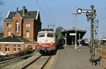 112 493 mit einem Eilzug von Kiel nach Frankfurt im Bahnhof Detmold. (09.04.1981) <i>Foto: Peter Schiffer</i>