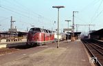 220 037 und 216 067 vor einem Eilzug aus Wilhelmshaven nach Paderborn in Herford. (09.04.1981) <i>Foto: Peter Schiffer</i>