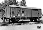 Güterzugbegleitwagen dienten dem Zugbegleitpersonal als Aufenthaltsort, um von dort den ordnungsgemäßen Fahrtverlauf des Zuges zu überwachen. In den 1950er Jahren beschaffte die DB ihre letzte Bauart Güterzugbegleitwagen, der auf dem gedeckten Güterwagen Gms-54 basierte. Das „E“ am Wagen bedeutet, dass der Pwg ausschließlich für Eilgüterzüge einzusetzen war.  (1957) <i>Foto: Bustorff</i>