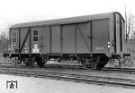 Prototyp des Güterzugbegleitwagens Pwghs 54, basierend auf dem gedeckten Güterwagen Gms-54. Die dreistellige Wagennummer bedeutet, dass der Wagen als Versuchswagen des BZA, dem Zuglaufschild nach in einem festen Umlauf zwischen Wanne-Eickel und Hamburg-Eidelstedt eingesetzt wurde.  (1956) <i>Foto: Bustorff</i>