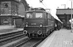 E 40 169 (Krauss-Maffei/SSW) wurde am 05.08.1960 beim Bw Bamberg in Dienst gestellt und präsentiert sich vor einem Eilzug in Nürnberg Hbf.  (1964) <i>Foto: Robin Fell</i>