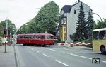 Auf der Cronenberger Seite erledigte 795 445 den Pendelverkehr auf dem Reststück zwischen Küllenhahn und Cronenberg. Hier überquert er die Hahnerberger Straße in Wuppertal-Cronenfeld. (17.05.1981) <i>Foto: Wolfgang Bügel</i>