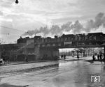 Ein Zug mit einer P 8 - gekuppelt mit einem großen Tender der Bauart pr 2'2' T 31,5 - überquert die Aachener Straße (heute Bundesstraße 55) zwischen Köln West und Köln Süd. (1935) <i>Foto: RBD Köln (Felten)</i>
