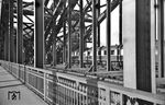 Der "Rheingold" erreicht über die Hohenzollernbrücke kommend den Kölner Hauptbahnhof. Die Zuglok - eine 18.5 - ist in den Brückenstreben noch schemenhaft zu erkennen. (1937) <i>Foto: RBD Köln (Felten)</i>
