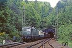 140 008 und eine als Wagen mitlaufende 150 am westlichen Portal des Schwarzkopftunnel bei Heigenbrücken. (20.05.1981) <i>Foto: Joachim Bügel</i>