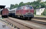 215 118 vom Bw Köln-Nippes vor einem Schüler-Sonderzug nach Köln in Marienheide. (08.06.1983) <i>Foto: Peter Schiffer</i>