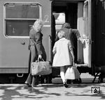 Fahrgäste besteigen in Dortmund Hbf einen Reisebüro-Sonderzug nach Rijeka, das damals noch zu Jugoslawien gehörte. (11.05.1973) <i>Foto: Johannes Glöckner</i>