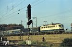 140 619 mit einem Bauzug auf dem Verbindungsgleis vom Abzweig Berliner Straße zum Güterbahnhof Köln-Kalk Nord bei Köln-Mülheim. (04.11.1984) <i>Foto: Peter Schiffer</i>