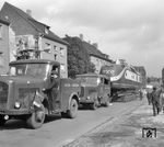 Für die Straßensteigung vom Bahnhof Essen-Rüttenscheid zur Gruga war sogar eine Doppeltraktion der Kaelble-Zugmaschinen erforderlich. (08.09.1960) <i>Foto: Willi Marotz</i>